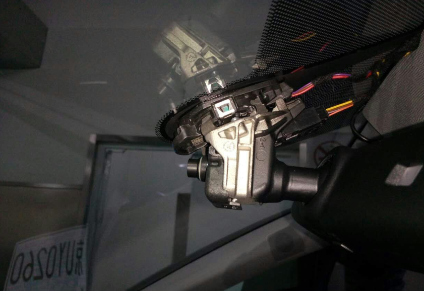 17款奥迪A4L安装专用行车记录仪