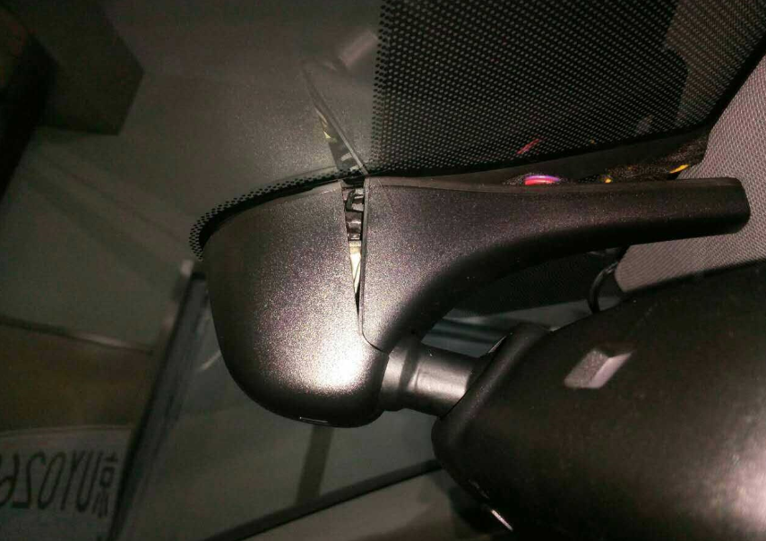 17款奥迪A4L安装专用行车记录仪